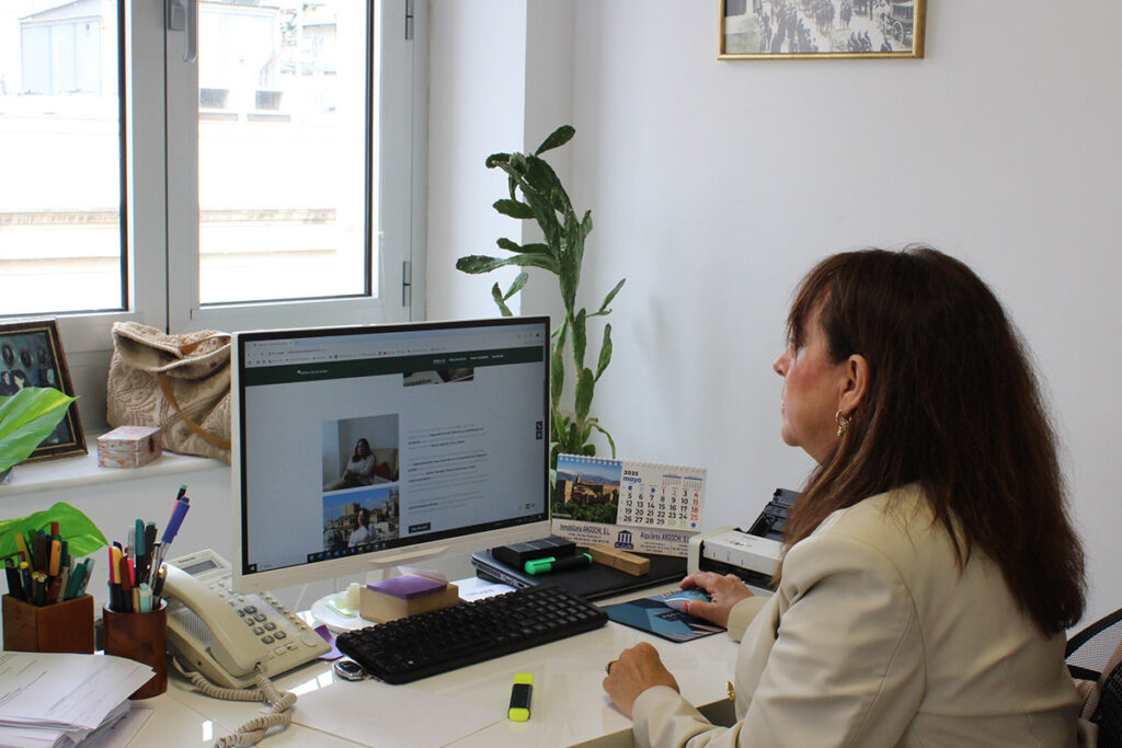 Esther García Rubio consultando en su ordenador